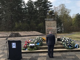 Der Gesandte Nir-Feldklein bei der Kranzniederlegung im ehemaligen Konzentrationslager Bergen-Belsen (Foto: Botschaft)